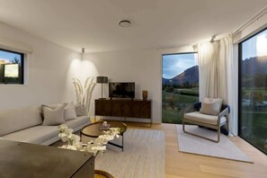 Smart TV, fireplace - Modern Luxury Jacks Point Living | Stay Soudley (Jacks Point)