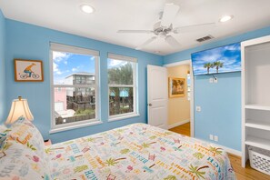 4 bedrooms, iron/ironing board, free WiFi, bed sheets - Ruby Tuesday Cottage! Community Pool! Downtown PA! (Port Aransas)
