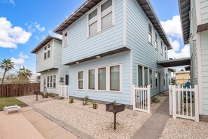 Exterior - Ruby Tuesday Cottage! Community Pool! Downtown PA! (Port Aransas)