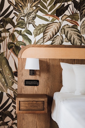 Egyptian cotton sheets, premium bedding, in-room safe, desk - The Continental Hotel Broome (Broome)