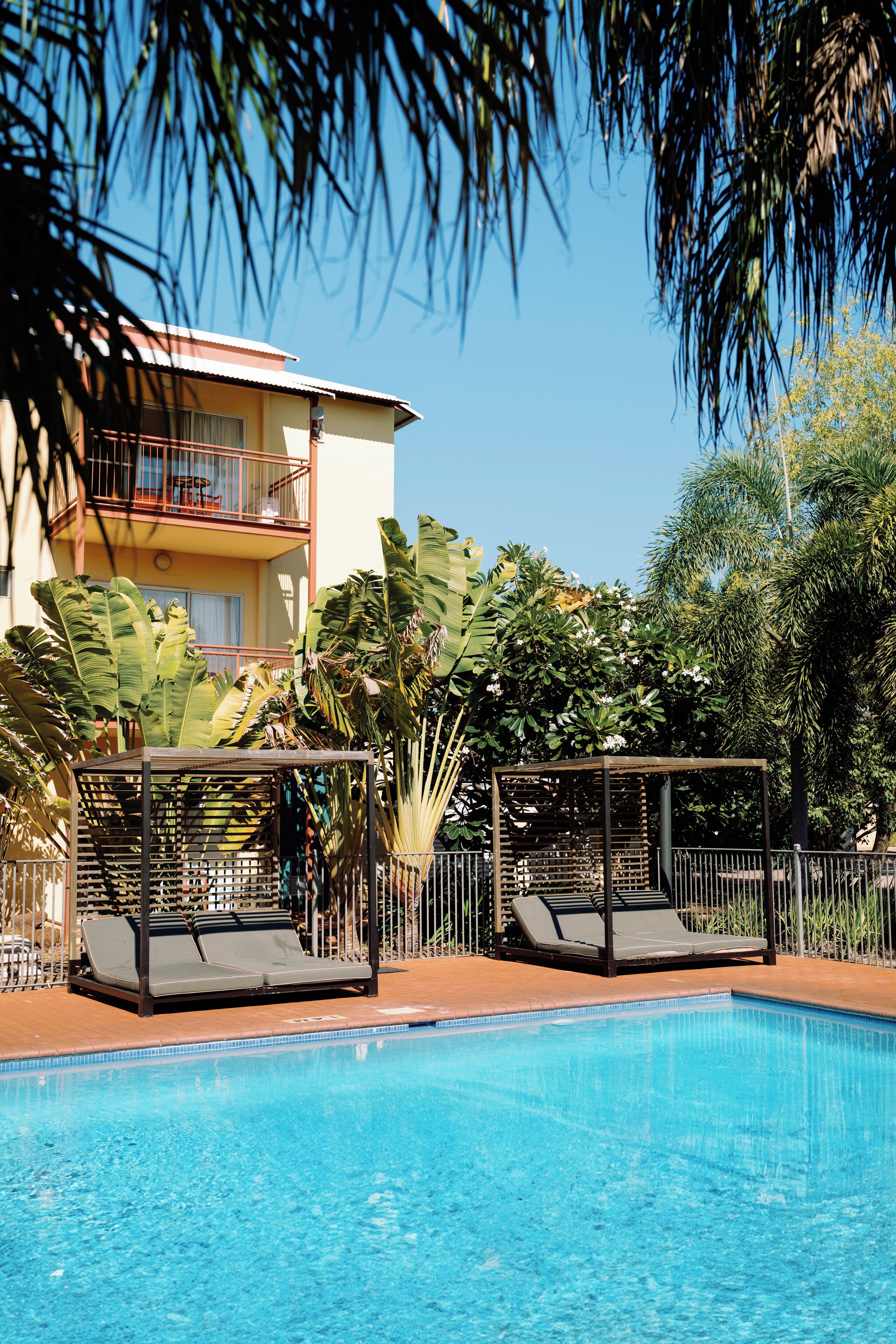 2 ulkouima-allasta avoinna 7.00–19.00, aurinkotuoleja