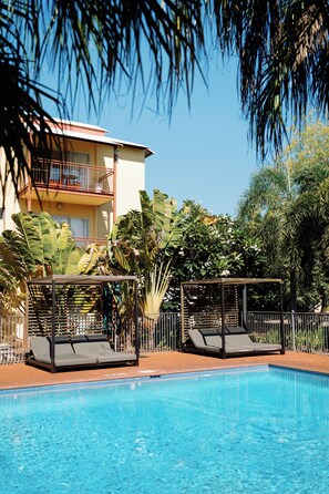 2 piscines extérieures, chaises longues