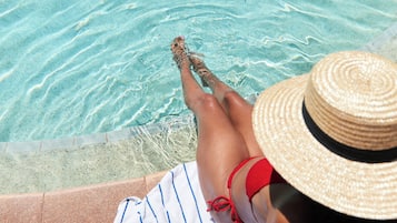2 piscines extérieures, chaises longues