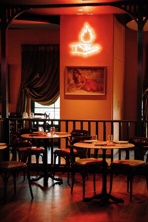 2 restaurants, breakfast, lunch, dinner served; southern cuisine  - The Continental Hotel Broome (Broome)