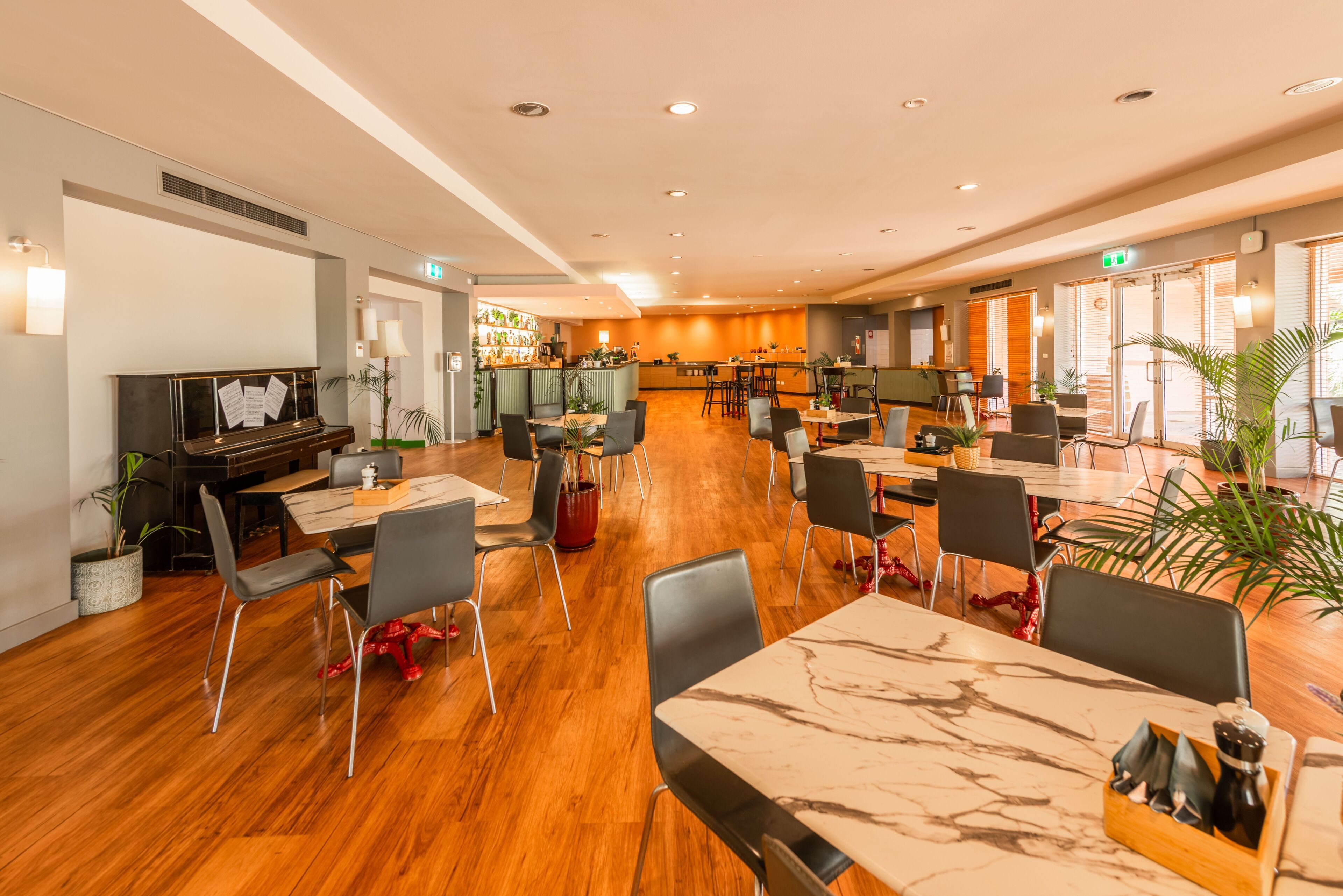 2 restaurants, breakfast, lunch, dinner served; southern cuisine