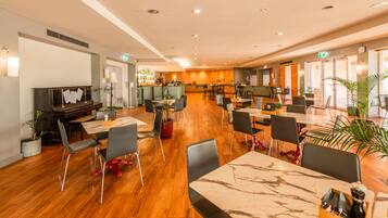 2 restaurants, breakfast, lunch, dinner served; southern cuisine