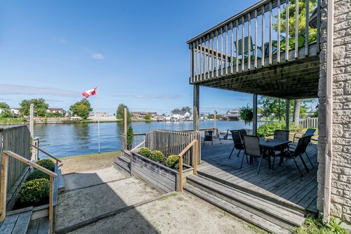 Beach1 Wasaga Beach - Waterfront Cottage - Hot Tub, Pool Table