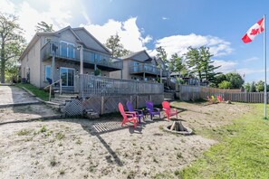 Exterior - Beach1 Wasaga Beach - Waterfront Cottage - Hot Tub, Pool Table (Wasaga Beach)