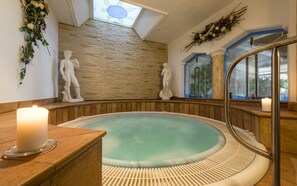 Indoor spa tub - Granpanorama Wellness Hotel Sambergerhof (Villandro)