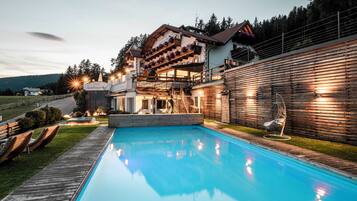 Piscina externa, funciona das 14h às 19h, guarda-sóis, espreguiçadeiras