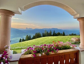 Family Room | Balcony - Granpanorama Wellness Hotel Sambergerhof (Villandro)