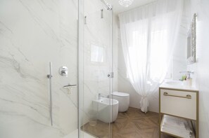 Dusche, Haartrockner, Hausschuhe, Bidet