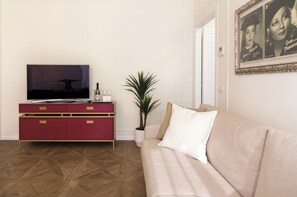 TV connectée, livres, médiathèque