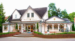 A traditional European building with a sign reading "Worpsweder Schlosschen". - Worpsweder Schlösschen Vacation Apartment - Worpsweder Schlösschen Vacation Apartment (Worpswede)