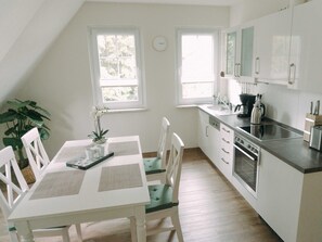 Kylskåp, ugn, diskmaskin och barnstol