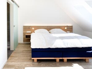 3 bedrooms, desk, travel crib, WiFi