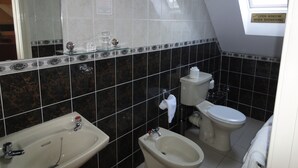 Double Room | Bathroom | Shower, free toiletries, hair dryer, towels - Bamburys Guesthouse (Dingle)