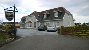 Front of property - Bamburys Guesthouse (Dingle)