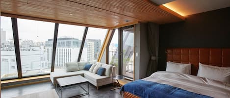 Kattohuoneisto, 1 suuri parisänky, tupakointi kielletty (Suite) | 1 makuuhuone, tallelokero huoneessa, yksilöllisesti sisustettu