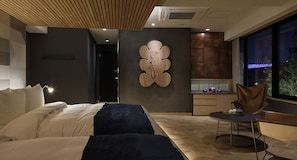 Deluxe-Zweibettzimmer, Nichtraucher (Suite, 2 King Beds) | Zimmersafe, individuell dekoriert, individuell eingerichtet