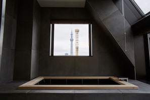 Penthouse, 1 cama King size, para no fumadores (Suite) | Baño | Tina con regadera, amenidades de baño gratuitas, secadora de cabello