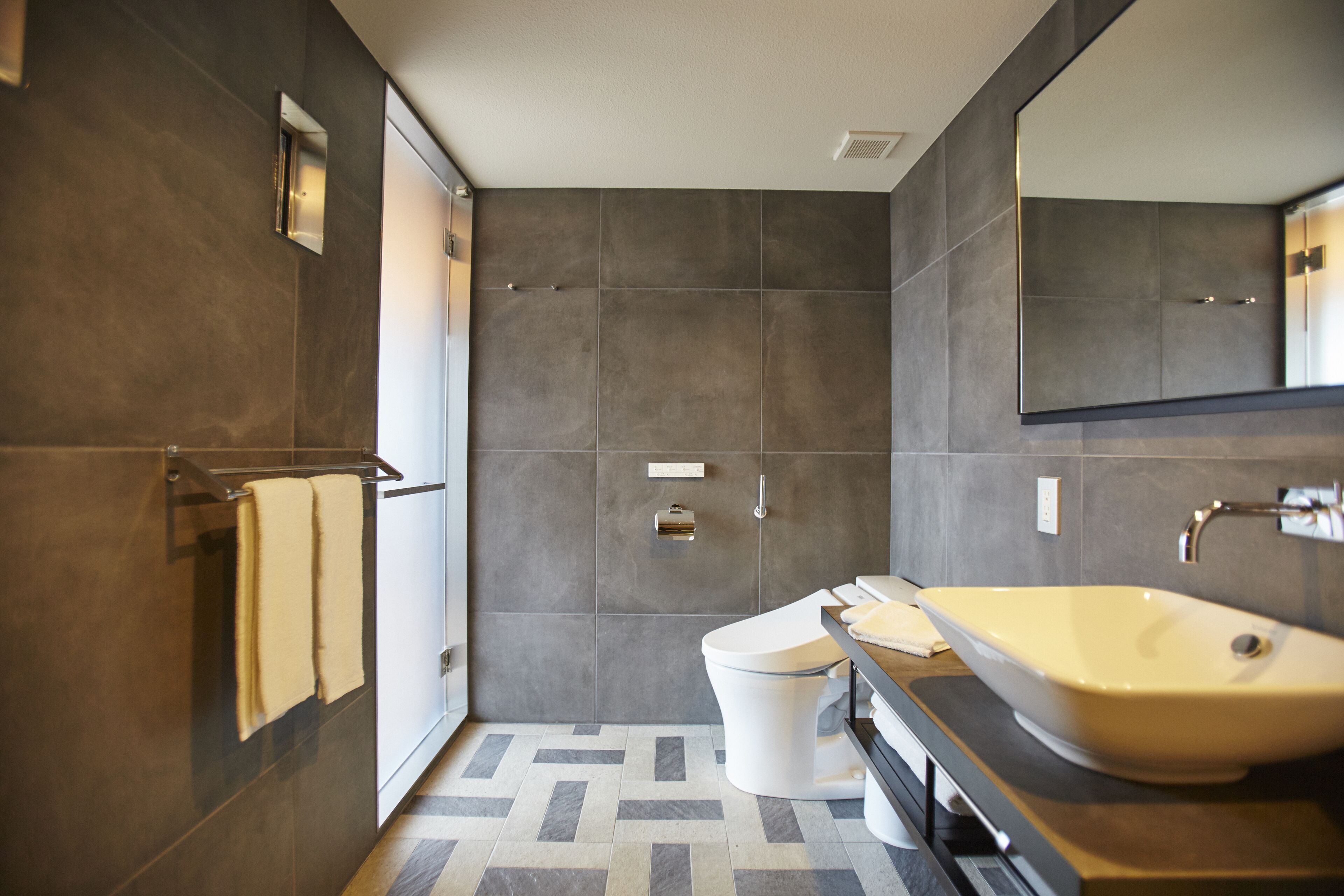 combined shower/bathtub, free toiletries, hair dryer, slippers