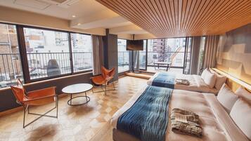 Habitación Deluxe con 2 camas individuales, no fumadores (Suite, 2 King Beds) | Caja fuerte, decoración individual, mobiliario individual y escritorio