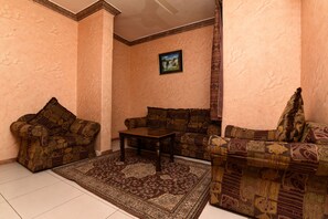 32-inch flat-screen TV with satellite channels, TV - OYO 361 Al Janoub Hotel (Riyadh)