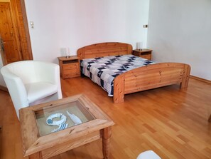2 chambres, lit de bébé portatif, Wi-Fi, literie fournie