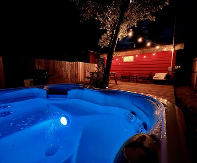 Little Red Box -  Charming Mountain Getaway with Hot Tub, 5 Min to Big Bear Lake