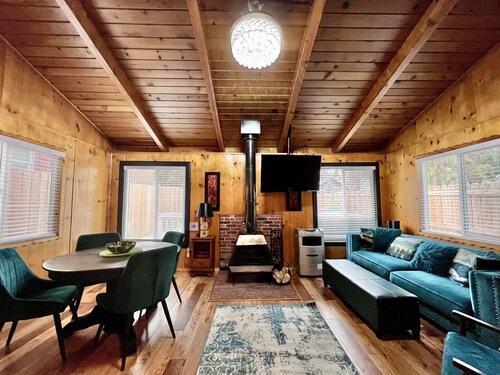 Little Red Box -  Charming Mountain Getaway with seasonal Hot Tub, Big Bear Lake