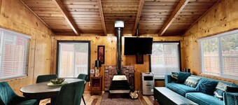 Little Red Box -  Charming Mountain Getaway with seasonal Hot Tub, Big Bear Lake