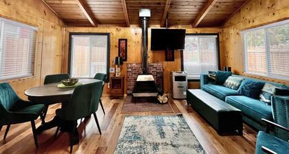Little Red Box - Charming Mountain Getaway with seasonal Hot Tub, Big Bear Lake