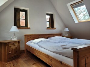 3 bedrooms, travel cot, WiFi, bed sheets
