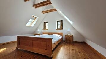 3 bedrooms, travel crib, WiFi, bed sheets