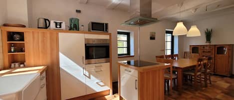 Refrigerador, microondas, horno y lavavajillas