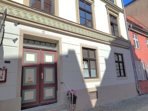 Unclassified image, 5 of 28, button