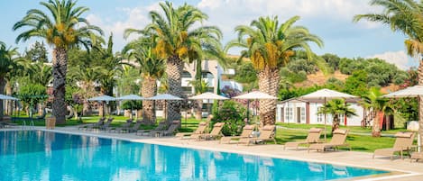 Kolam renang terbuka bermusim, payung kolam, kerusi lepak pantai