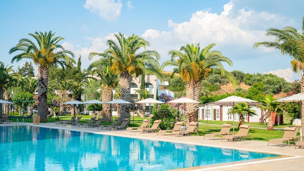 Piscine extérieure (ouverte en saison), parasols de plage