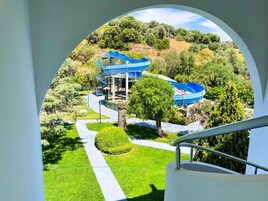 季节性开放的室外游泳池，池畔遮阳伞，日光浴躺椅