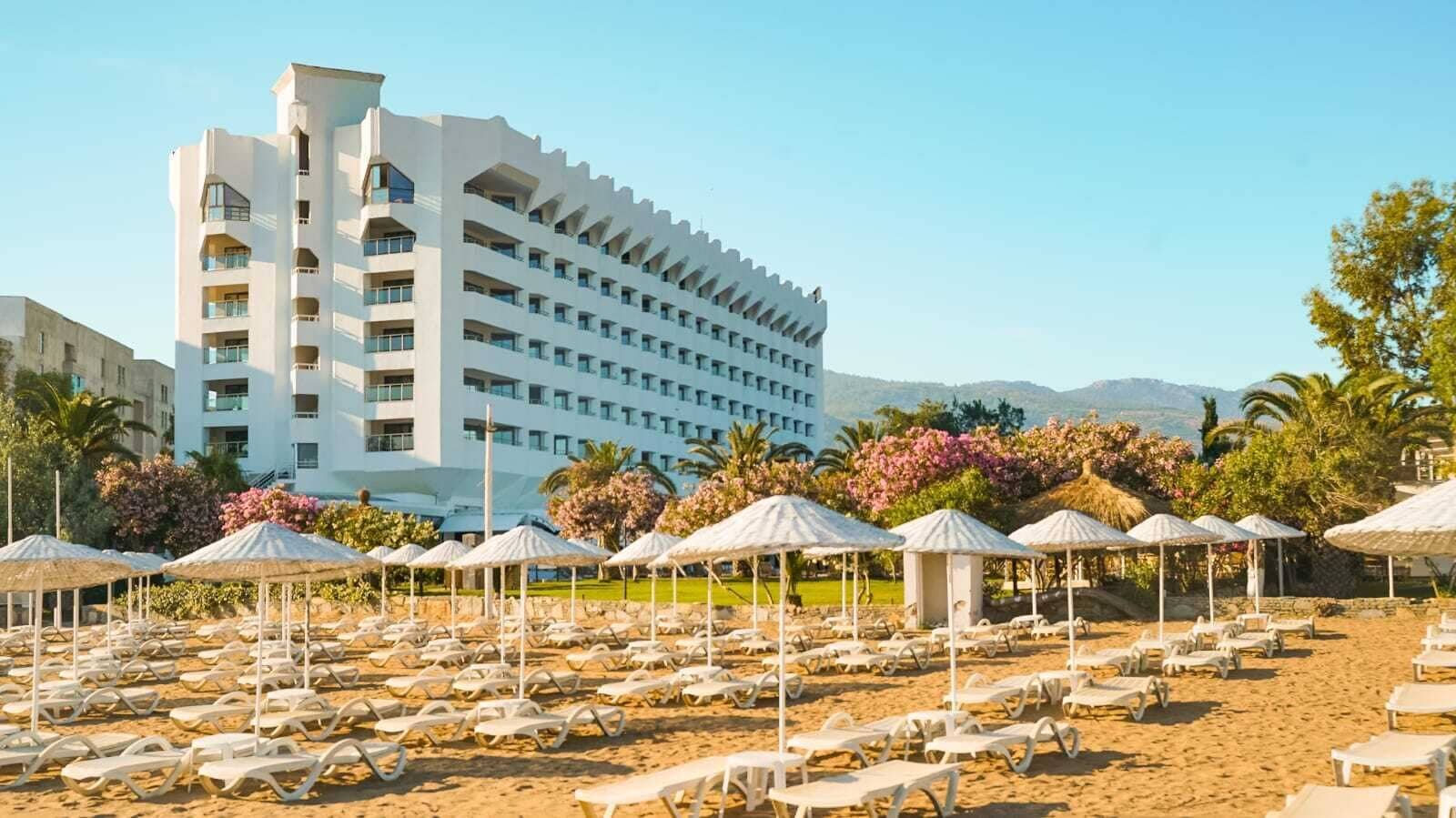 Playa privada, tumbonas, sombrillas y toallas de playa
