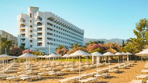 Plage privée, chaises longues, parasols, serviettes de plage