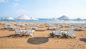 Plage privée, chaises longues, parasols, serviettes de plage