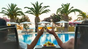 Seasonal outdoor pool, pool umbrellas, pool loungers - Club Beyy Resort Hotel (Menderes)