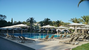 Piscine extérieure (ouverte en saison), parasols de plage