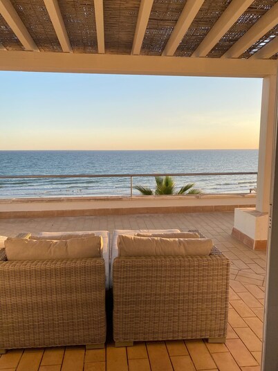 Exceptional house on the FIRST line of the beach