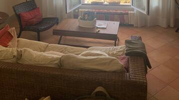 Een smart-tv en een open haard