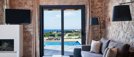 Een televisie en een open haard