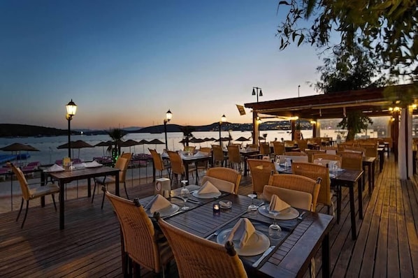 Breakfast, lunch, dinner served; Turkish cuisine