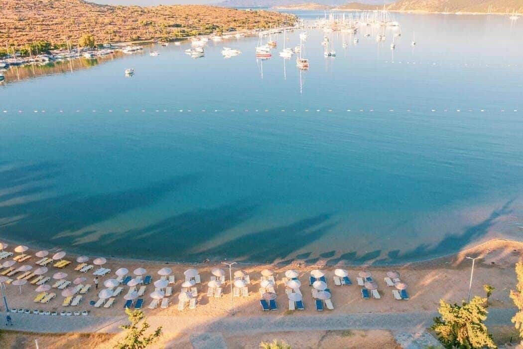 Playa privada, camastros, sombrillas y toallas de playa 